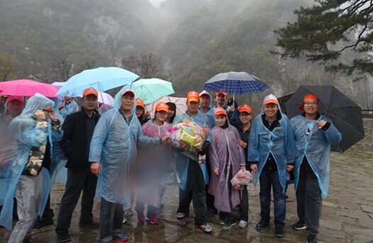 风雨无阻爬山路，暖冬暖心大厦情—记西安mg冰球突破大厦2014爬山联谊运动